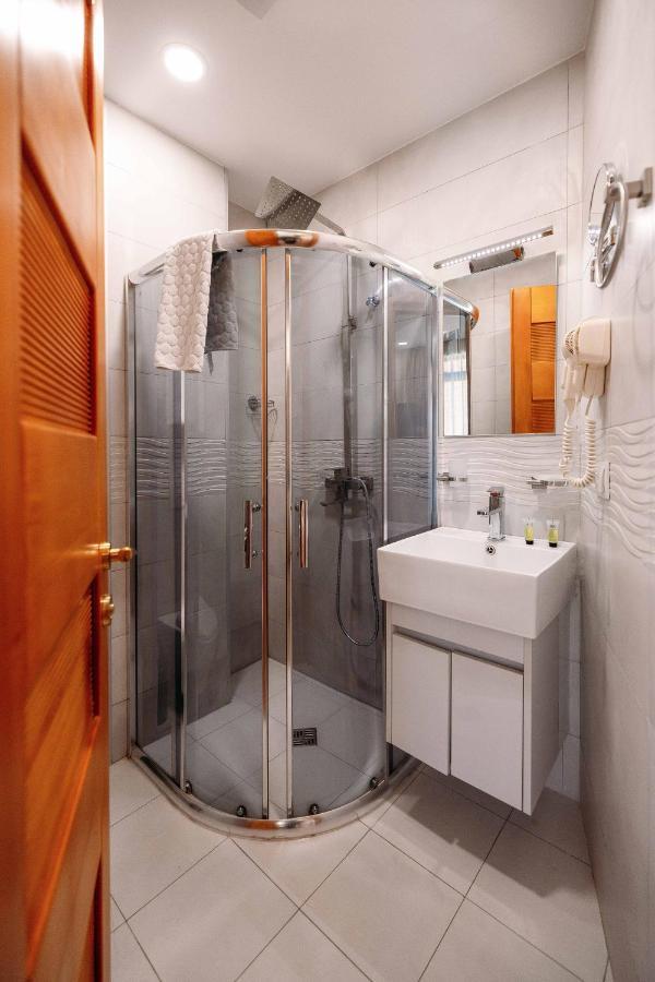 מלון Atrium Boutique 4*
